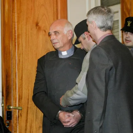 Quién es Von Wernich, el cura condenado que pidió ver al Papa León XIV