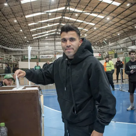 Marcos Acuña votó en Ferro: el vínculo familiar que lo une con un candidato