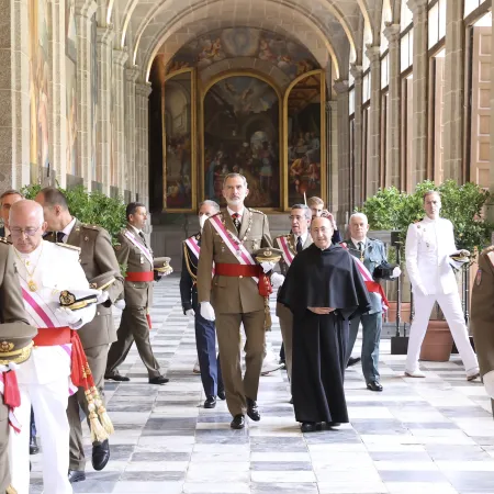 Felipe VI preside en El Escorial la orden que premia décadas de servicio