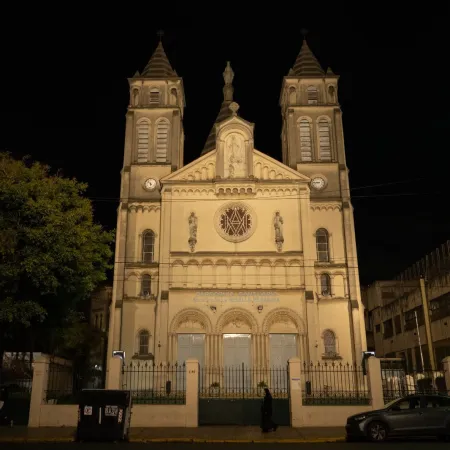 Parque Chacabuco: así iluminó la Ciudad la iglesia porteña que tiene más de 150 vitrales