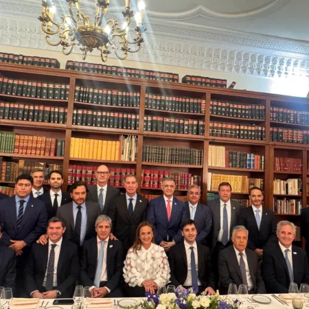 Santilli activa la negociación por las PASO 2027 con los gobernadores en París