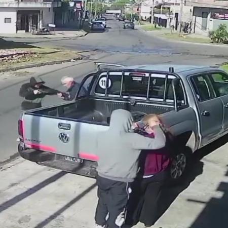 Video | Rodearon a una pareja de jubilados, los encañonaron y escaparon con la camioneta
