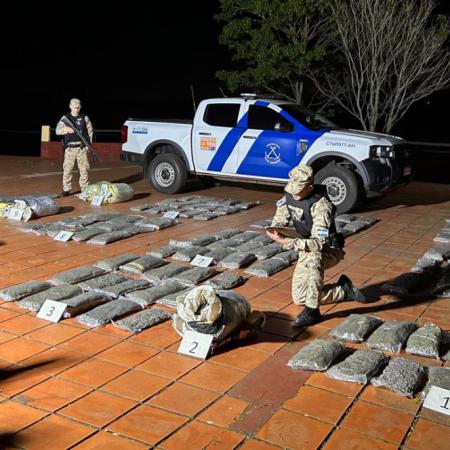 Destellos en la costa del Paraná y 24 bultos abandonados: secuestraron 400 kilos de droga