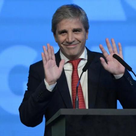 El dato inesperado de Caputo: qué hizo con sus dólares mientras pide confianza