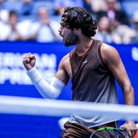 Alcaraz volvió al US Open con triunfo tras 139 días fuera del circuito