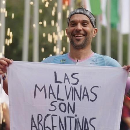 Un triatleta argentino corrió con la bandera de Malvinas en el Ironman de Bakú