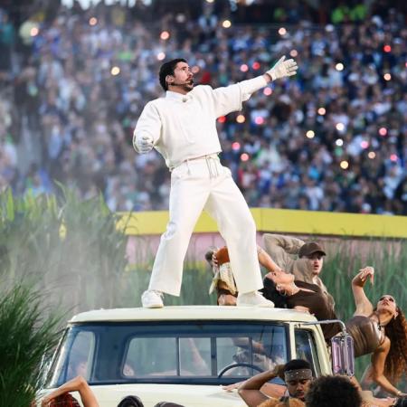 Bad Bunny gana su primer Emmy por el medio tiempo del Super Bowl LX de Apple Music