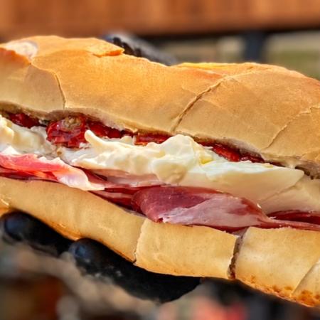 Tiene una fiambrería, debe $15 millones y lanzó un desafío: vender 4.500 sándwiches
