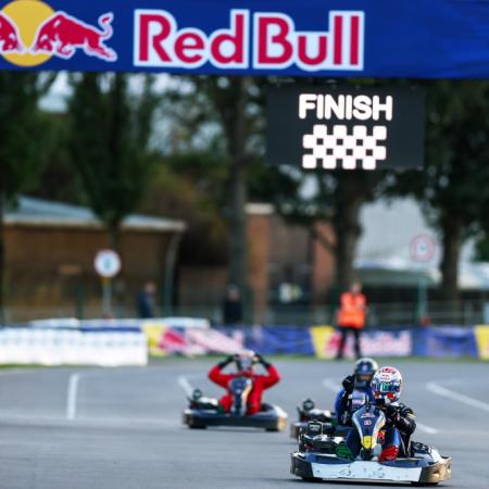 Verstappen ganó el Max vs. 100: superó a los 100 pilotos de karting en Silverstone