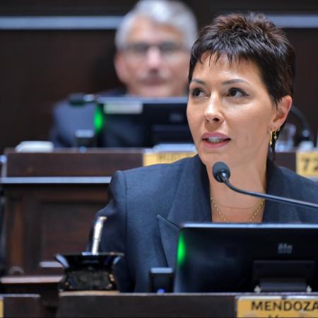 Mayra Mendoza logró la Ley Ema en PBA: qué cambia en escuelas y en cuántos días