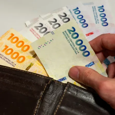 Sube el salario mínimo en octubre, pero sigue lejos de cubrir la canasta básica