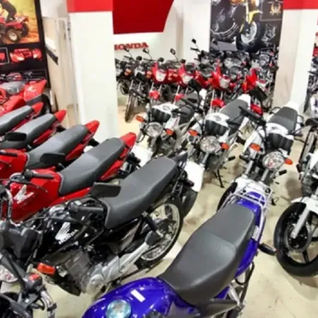Motos en alza y autos en baja: un mercado más chico y con más importados