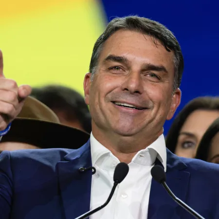 Flávio Bolsonaro lidera la primera vuelta y el PL amplía su fuerza en Brasil