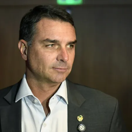 Flávio Bolsonaro supera a Lula por 1,87 puntos y van al balotaje en Brasil
