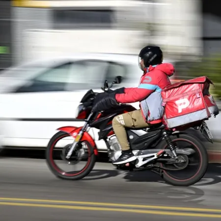 Denuncia en Argentina por la compra de PedidosYa por Uber: el lado B para repartidores