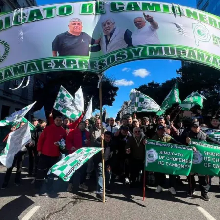 Camioneros acordó aumentos hasta 2027 y un bono extraordinario de $1,2 millones