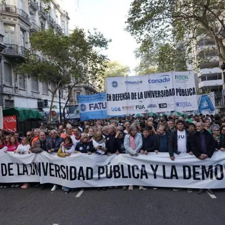 Protesta universitaria, empujones y acusaciones: las dos versiones del conflicto en Educación