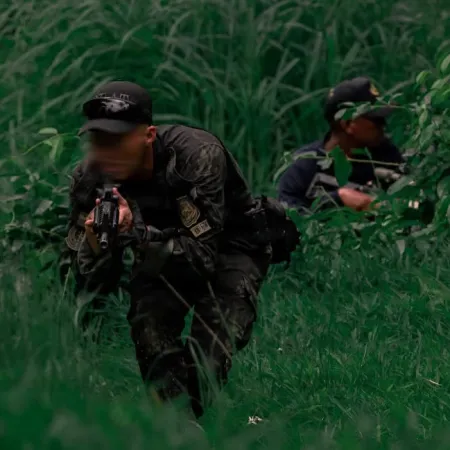 405 militares, tanques, asaltos aéreos y paracaidistas en Brasil: el DNU que firmó Milei