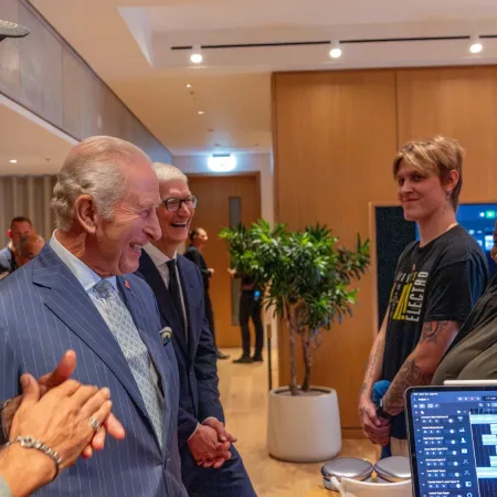 Carlos III y Apple abren un laboratorio creativo para jóvenes en Londres