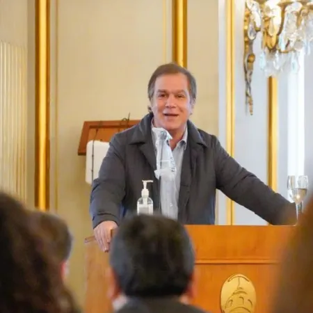 Roy Cortina llamó a dejar de lado la tercera vía para derrotar a Milei en 2027
