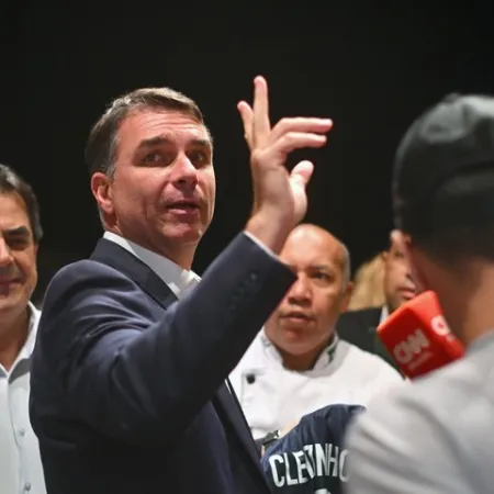 Flávio Bolsonaro reúne a la derecha y advierte que la victoria aún no está asegurada