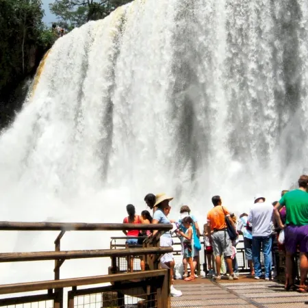 Turismo en el fin de semana largo: el gasto total cayó aunque viajaron más personas
