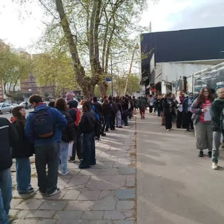 12 cuadras de fila en Moreno por 30 empleos: solo 1 de cada 100 lo conseguirá