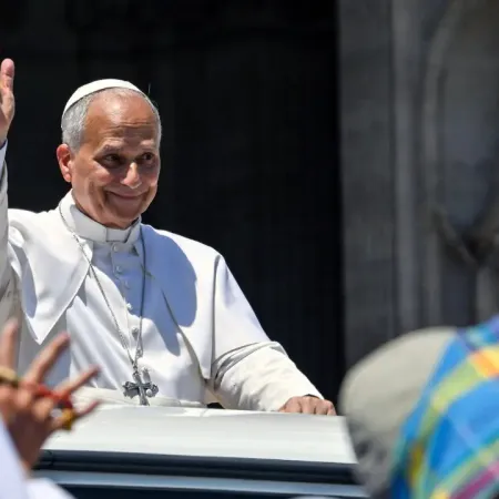 De Carlos III a Milei y Zelenski: quiénes respaldan al papa León XIV ante el cáncer