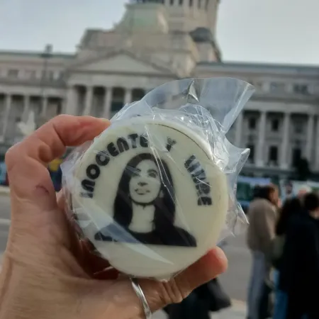 Cocinaba para 100 personas y ahora vende alfajores peronistas a todo el mundo: "Me animé"