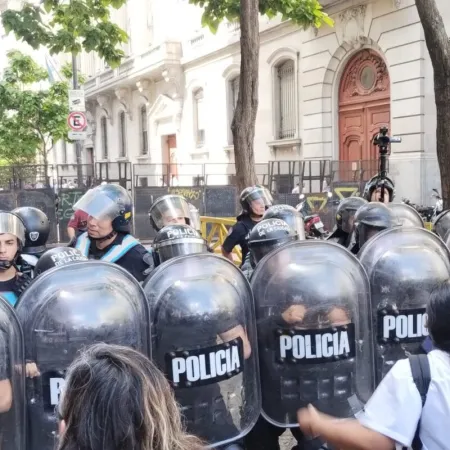 Violencia policial: la discusión regional que llega al centro político de la Ciudad