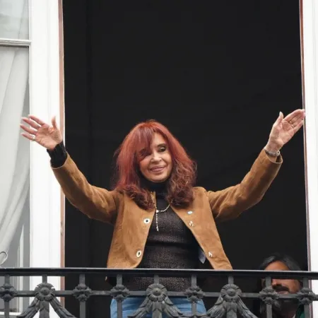 Cristina saludó desde el balcón y el peronismo expuso sus diferencias en el 17 de Octubre