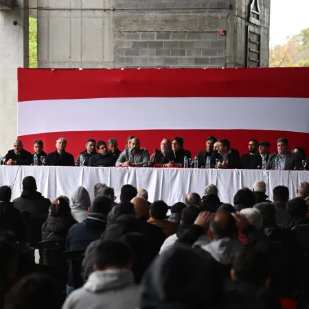Estudiantes y la deuda con Foster Gillett: el desafío financiero que condiciona su futuro