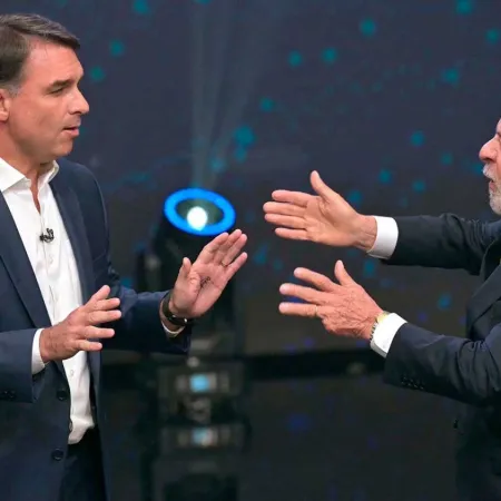 Flávio Bolsonaro enfrenta a Lula con la deuda y la seguridad en el primer debate