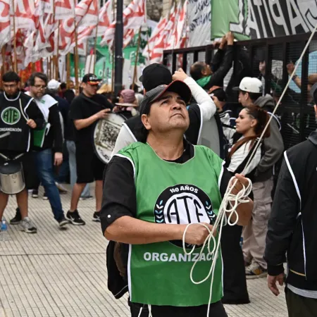 Milei lanzó un retiro voluntario para estatales: requisitos, hasta 20 sueldos y montos
