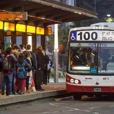 Peor servicio y más caro: el conflicto de colectivos complica la rutina en el AMBA