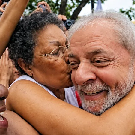Lula busca el voto de los mayores de 70 años y enfrenta dudas sobre sus promesas sociales