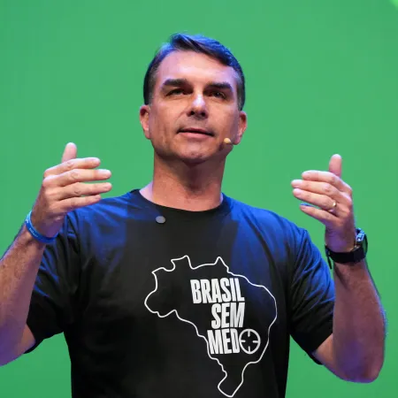 Flávio Bolsonaro atrae más votos de terceros, pero Datafolha marca empate con Lula