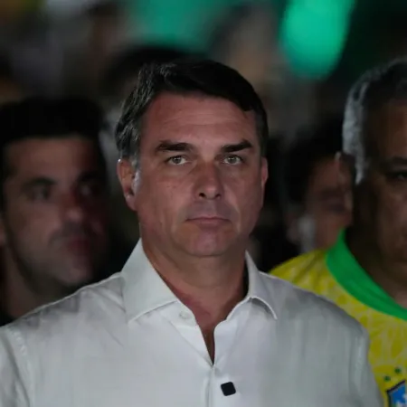 Flávio Bolsonaro llega a EE.UU. tras cruzar Argentina: la disputa judicial escala