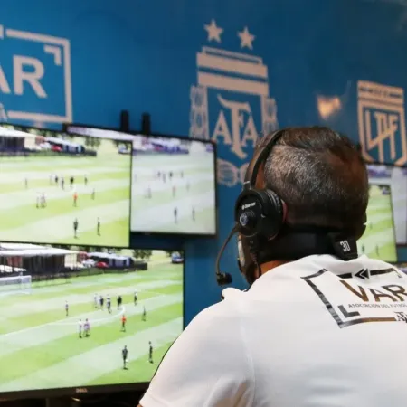 Cómo funciona el VAR semiautomático y cuándo empezará en el fútbol argentino