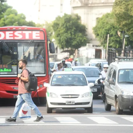 ¿Quién tiene prioridad en una esquina? Kicillof oficializó la ley que aclara cada caso