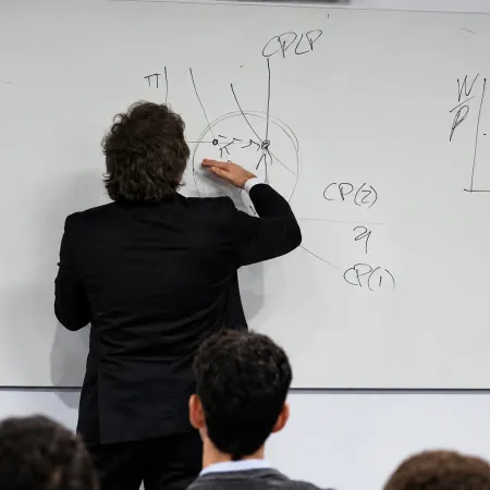 Milei cambia de escenarios: de las aulas universitarias a templos evangélicos