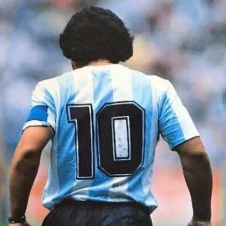 El duelo invisible: un cuento maradoniano sobre la pérdida de un Dios que sabía bailar