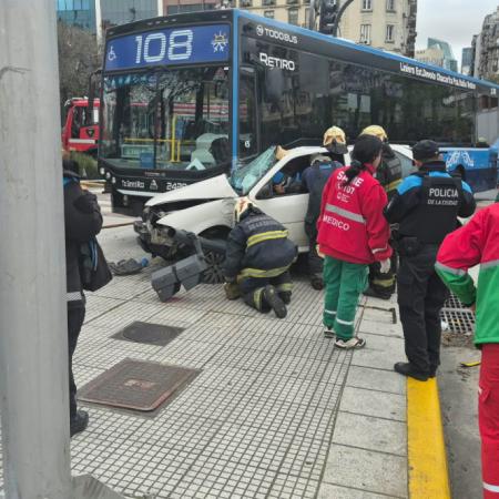 Choque en Recoleta: un auto y un colectivo terminaron incrustados en la vereda