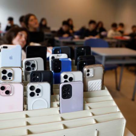 La Legislatura de PBA prohibió los celulares en las escuelas: qué falta para que rija