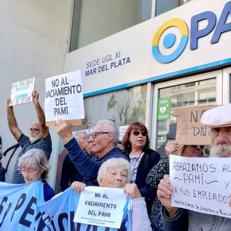 El Colegio de Médicos advirtió que la crisis del PAMI amenaza con desbordar los hospitales públicos