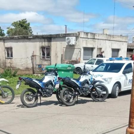 Mataron a un hombre frente a su casa y los dos sospechosos se entregaron: uno es menor de edad