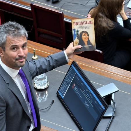 Villaverde repartió su libro a Menem y LLA en Diputados: su versión sobre Fred Machado