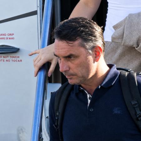 Flávio Bolsonaro y el avión que aterrizó en San Fernando: qué le exige Juliano a Santilli