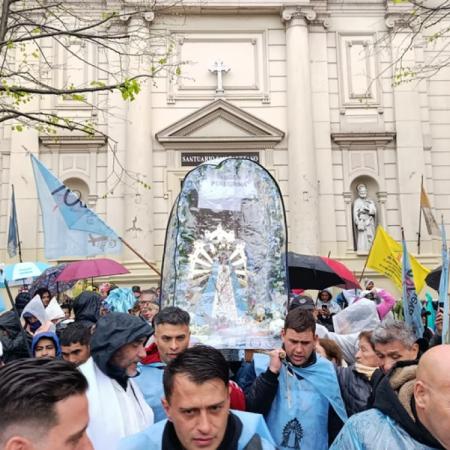 Peregrinación a Luján: miles caminan bajo la lluvia y despliegan operativo