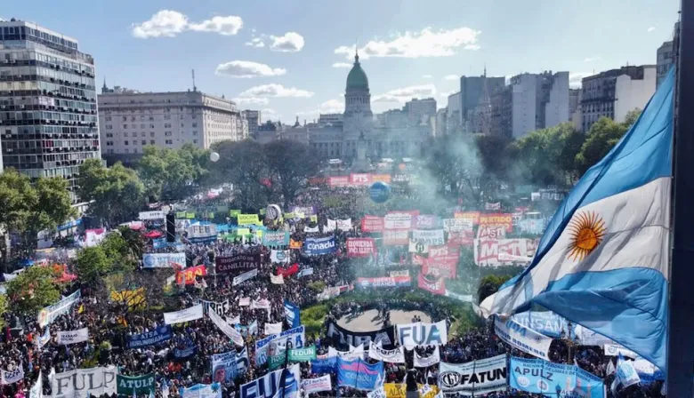 Al unísono: la calle y el Congreso le dicen no a Javier Milei